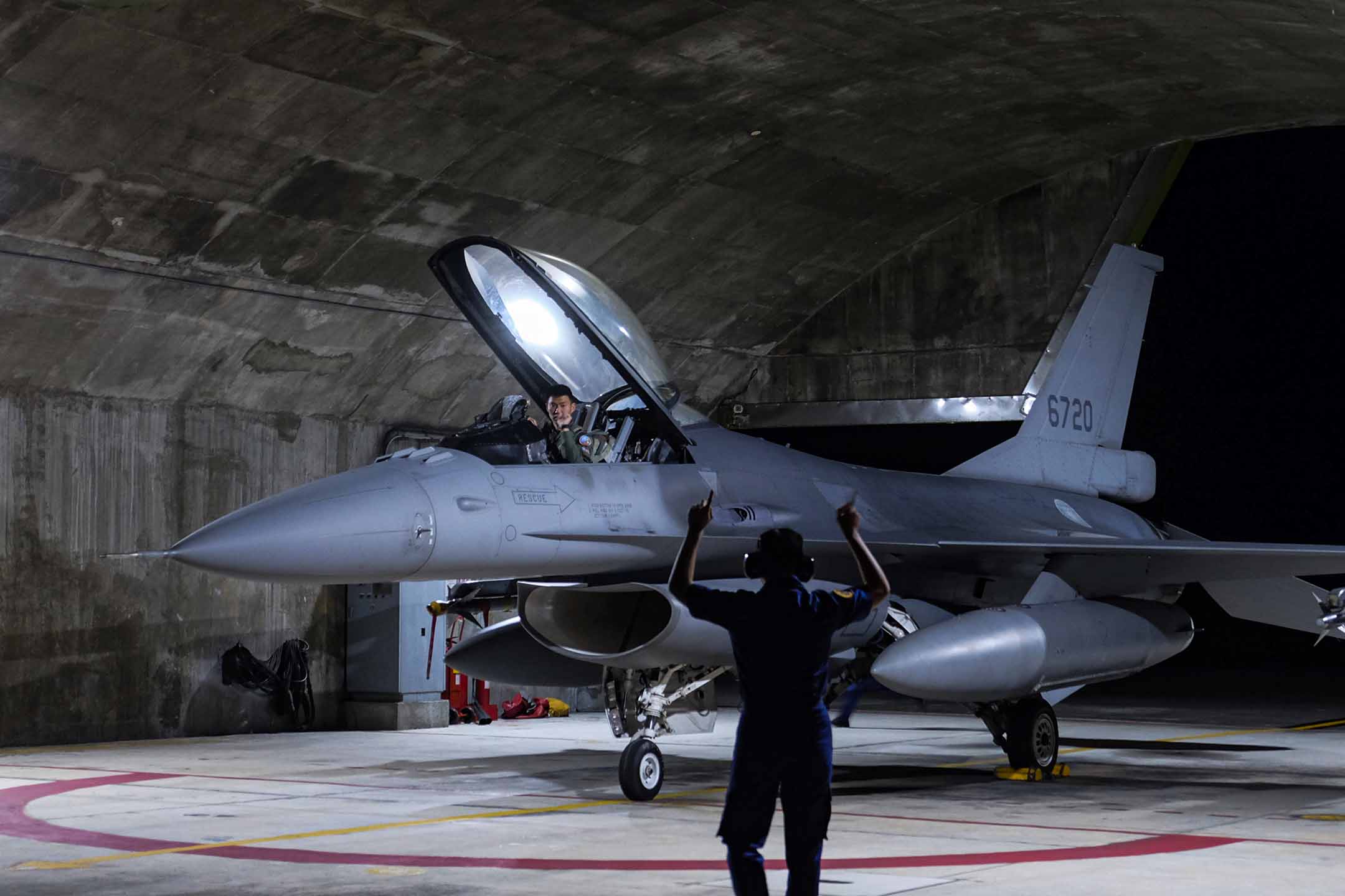 2022年8月17日，花蓮，一架台灣空軍 F16V 戰鬥機在空軍基地參加夜間演習。