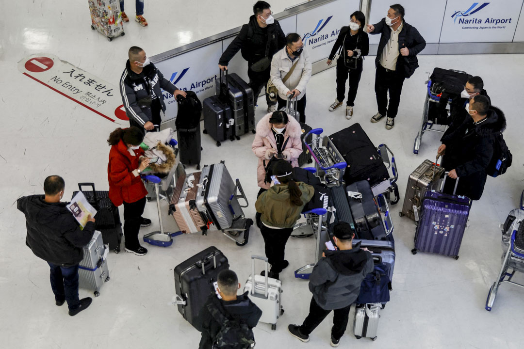 2023年1月12日,來自中國南京的乘客抵達日本成田國際機場後,準備從到達大廳離開。