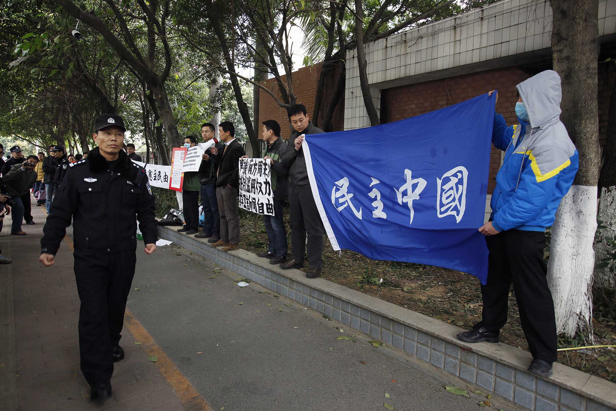 2013年1月9日，廣州，《南方周末》的支持者在《南方周末》的辦公室外聲援。