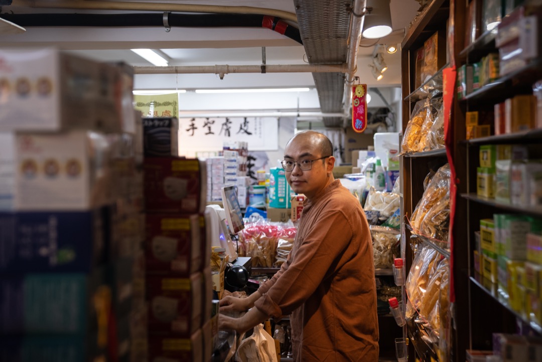 香港,土瓜湾一家药房的老板梁海强。