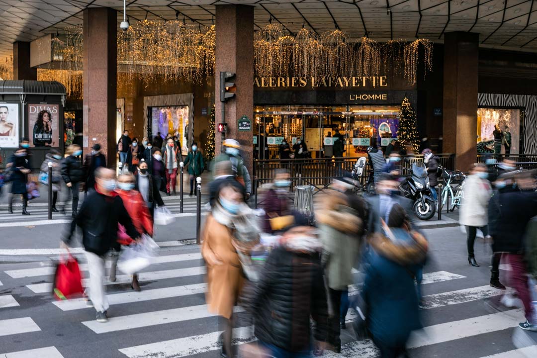 2020年11月28日,法國巴黎,歷史悠久的百貨商場老佛爺百貨(Galerie Lafayette)人潮不息。