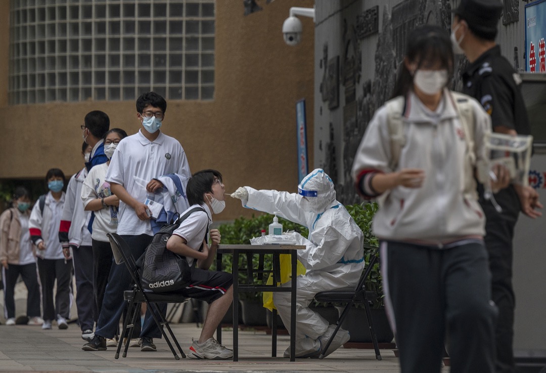 2022年6月10日,中國北京,完成高考的學生需要接受核酸檢測才能離開校園。