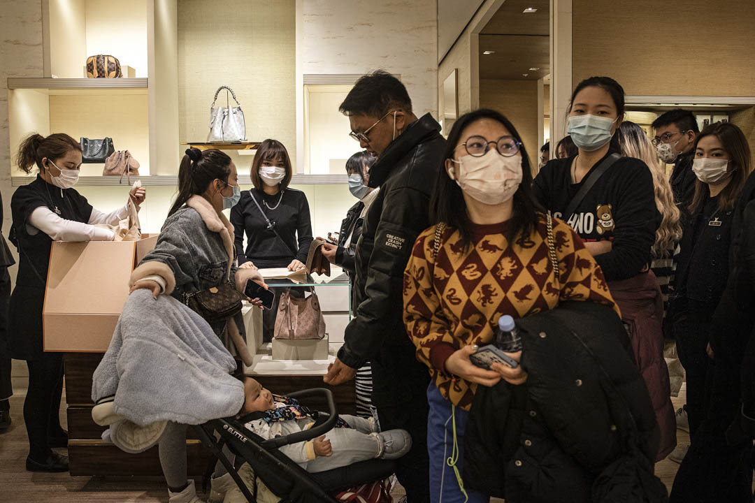 2022年2月14日,中國武漢,情人節期間顧客在奢侈品品牌路易·威登(Louis Vuitton)商店購物。