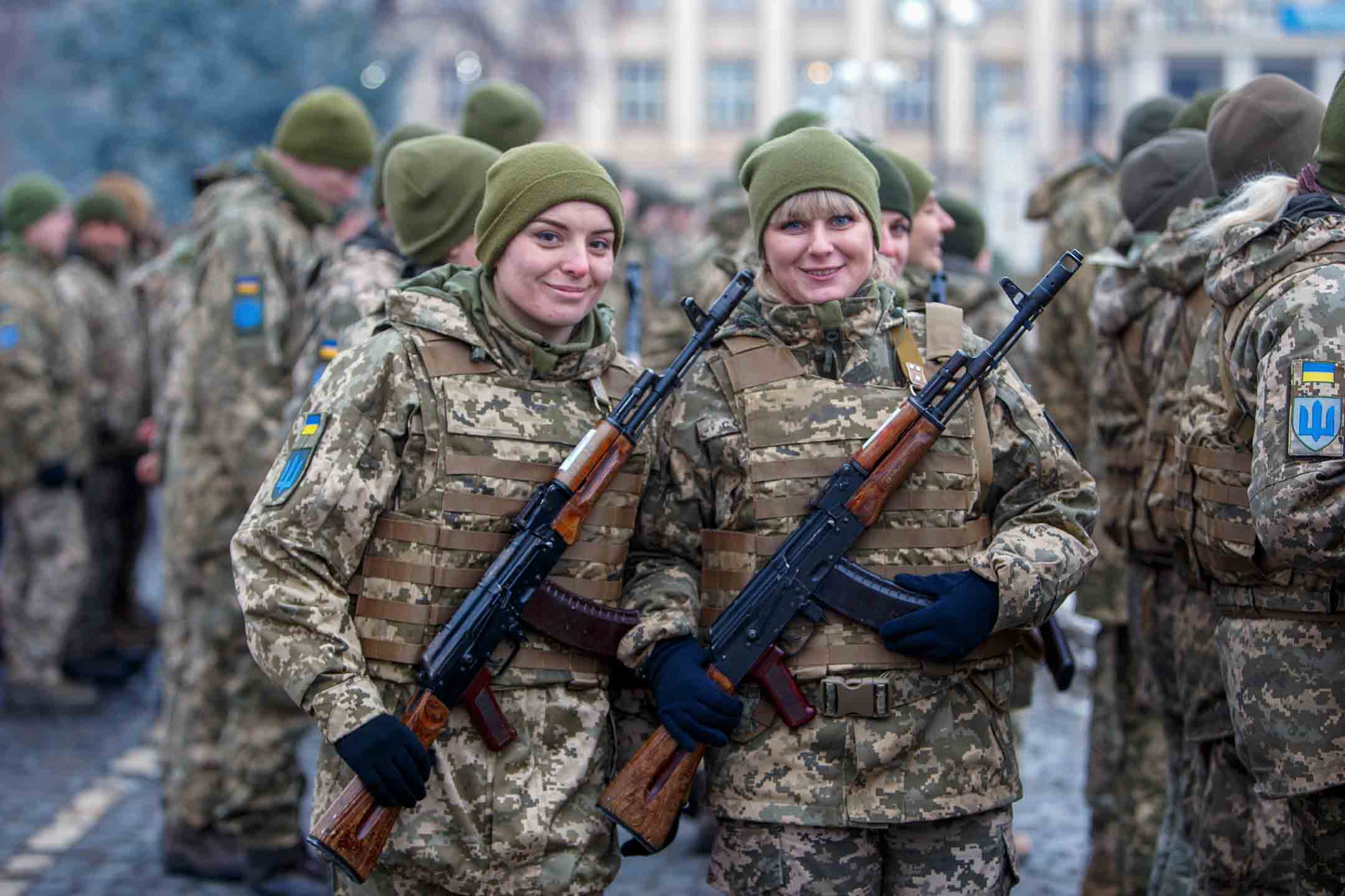 2021年12月28日,二名女乌克兰士兵们拿著步枪摆姿势。