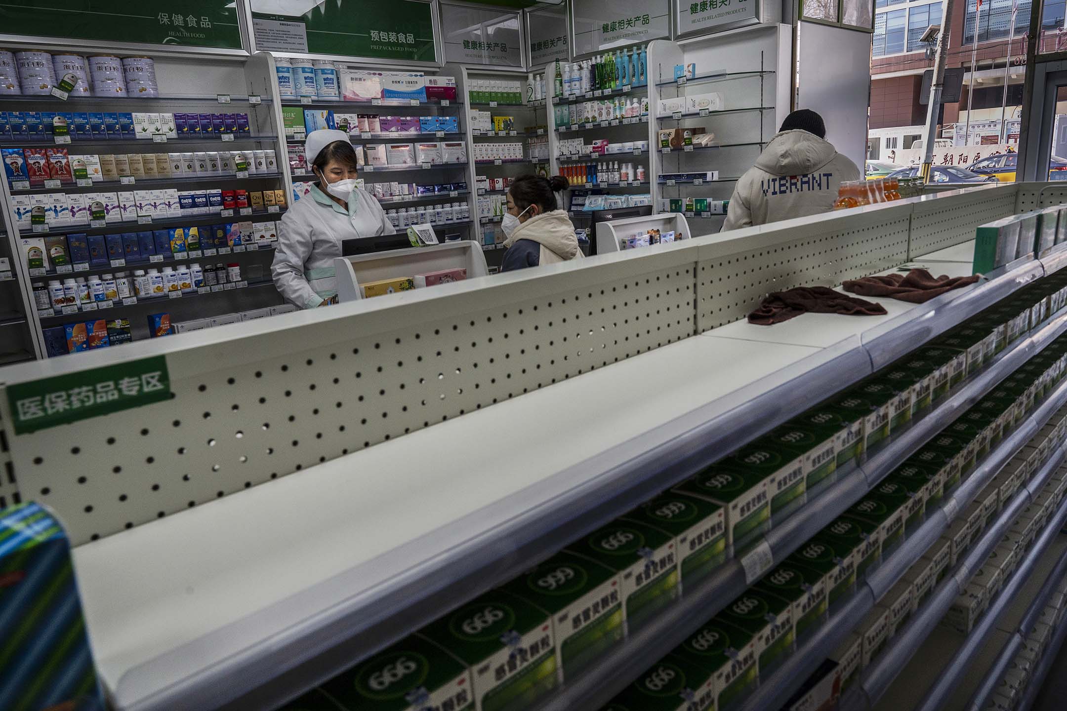 2022年12月21日,北京的一家药店里一个空架子, 由于疫情,许多相关的药物售罄。