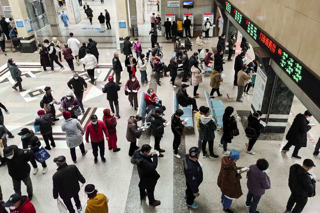 2023年1月11日,中國上海,患者及其家屬在醫院門診大廳排隊取藥。