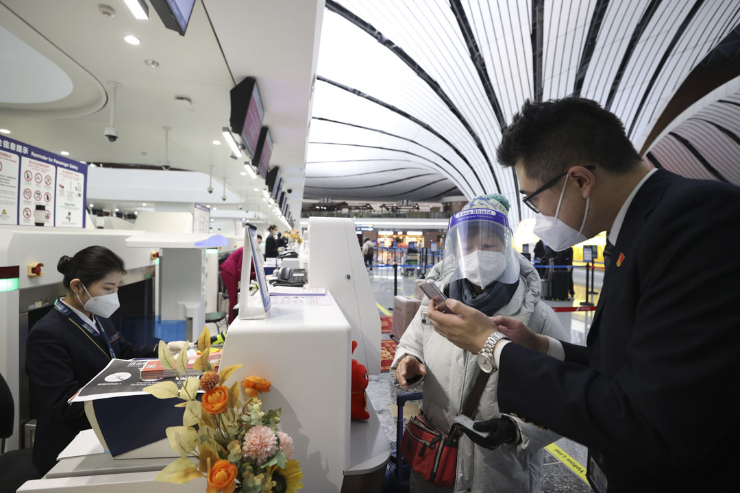 2023年1月17日,中國北京國際機場,乘客正在辦理登機手續。