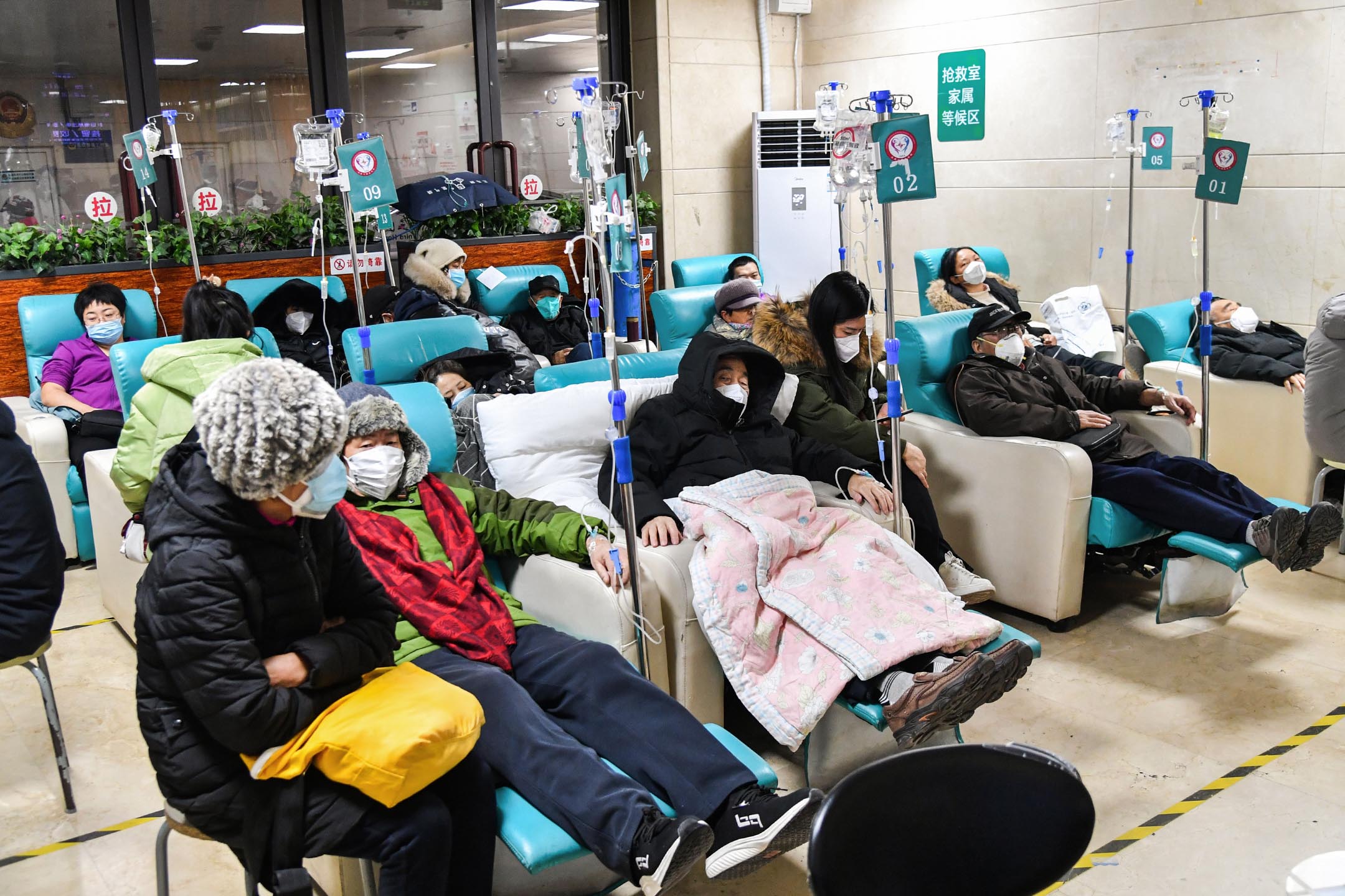 2023年1月3日,2019冠狀病毒患者在北京的醫院接受治療。