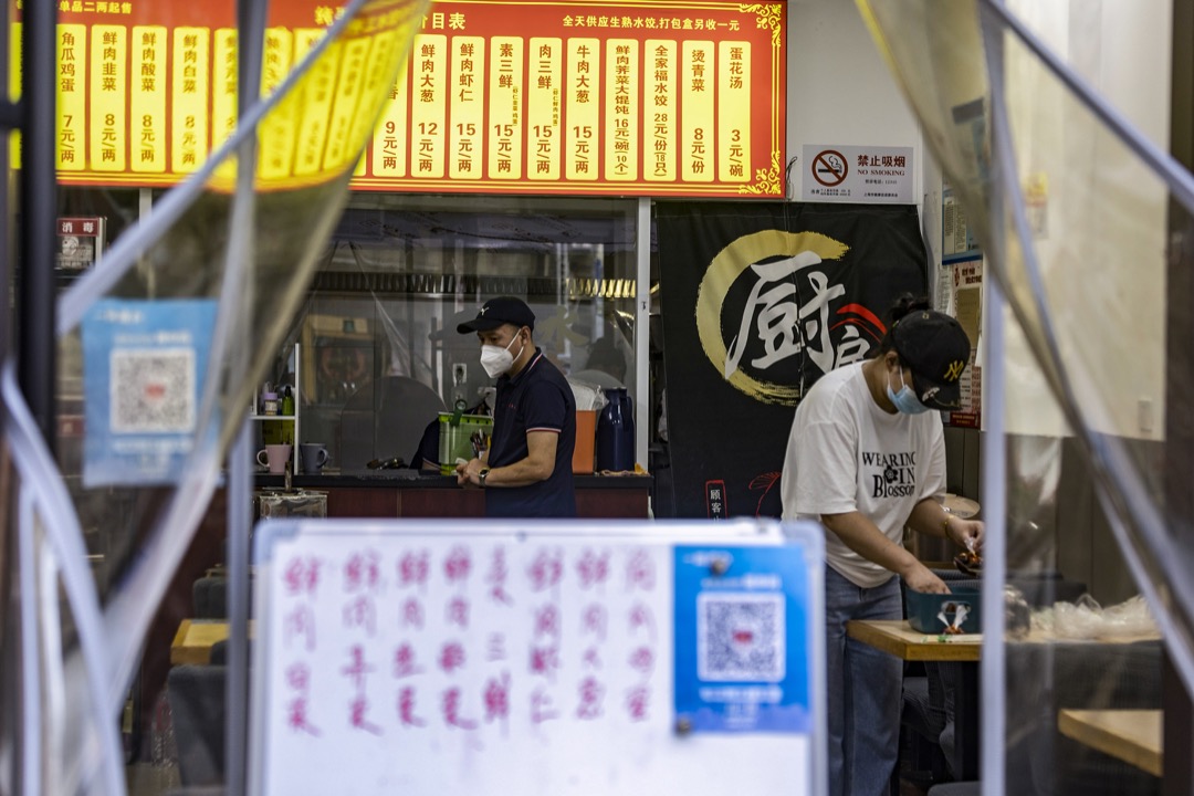 2022年6月2日,中國上海,員工在一家快餐店工作。