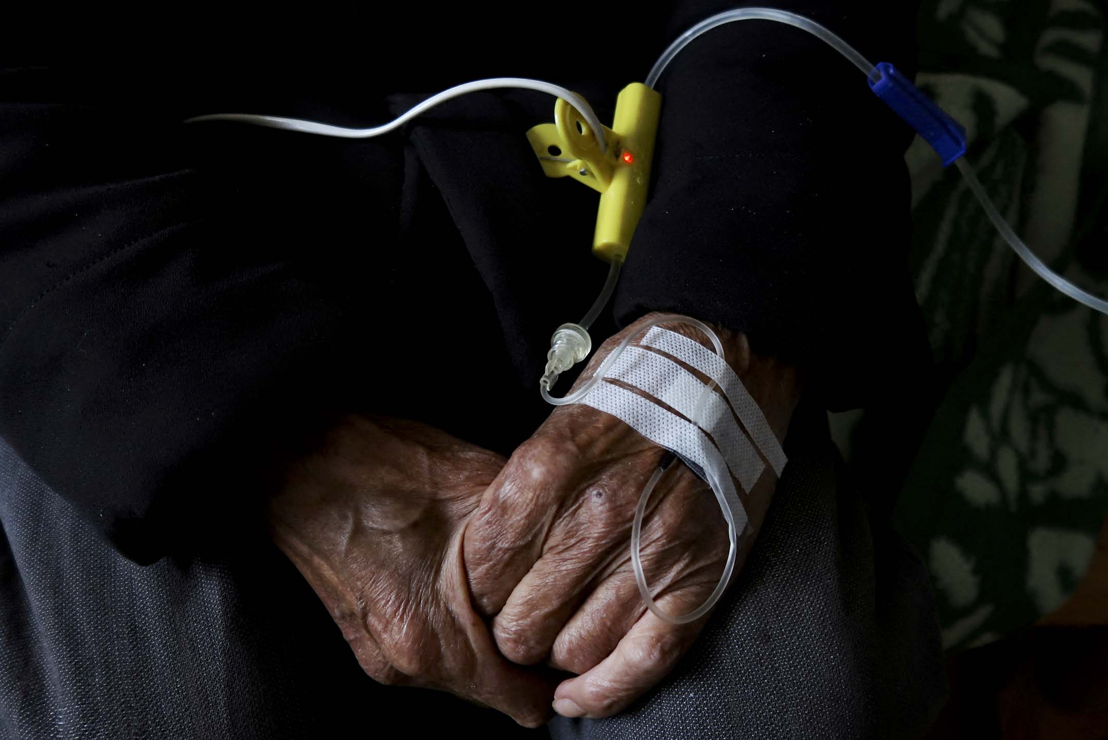 2022年12月29日,中國四川的農村,一位80歲長者感染COVID-19後,在診所接受靜脈滴注治療。