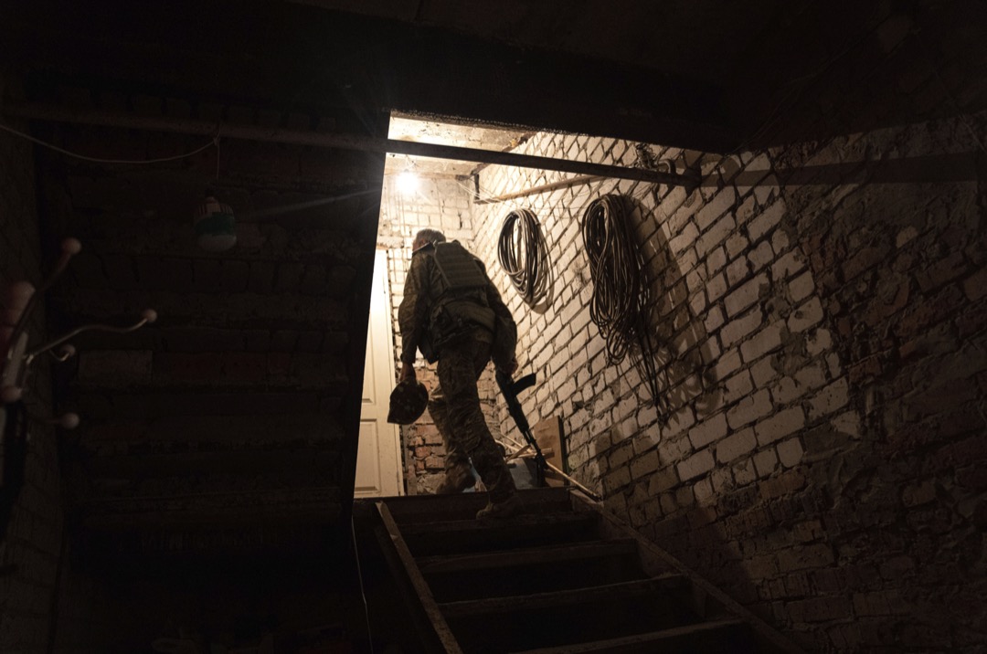 2022年7月12日,乌克兰哈尔科夫,一名士兵正离开一所房子的地牢,前往战线。