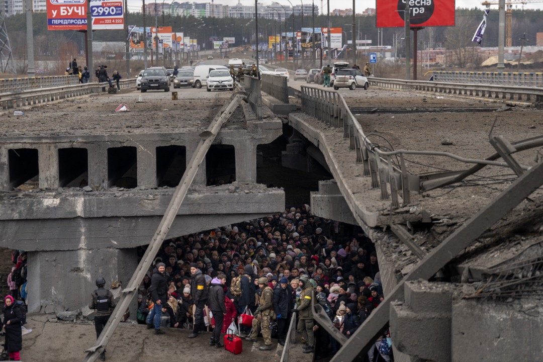2022年3月5日,乌克兰首都基辅近郊,大批等候走难的当地居民在一座塌桥下躲避。