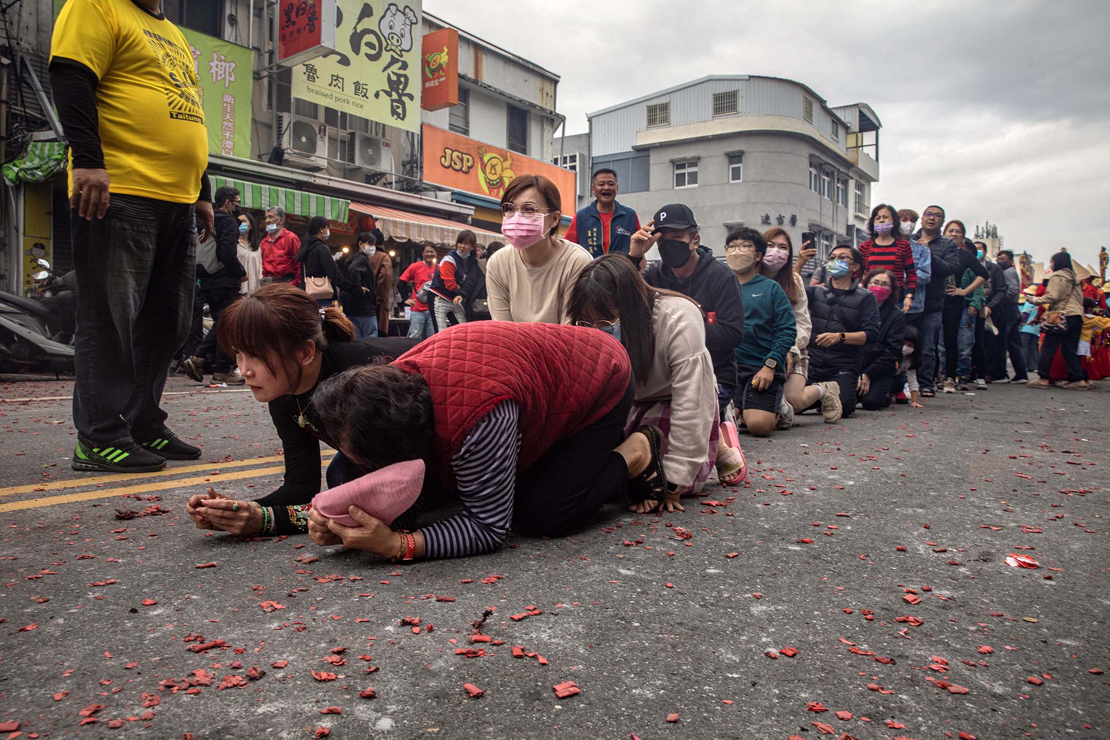 2023年2月5日,台东元宵炸寒单遶境,民众跪下拜祭神明。
