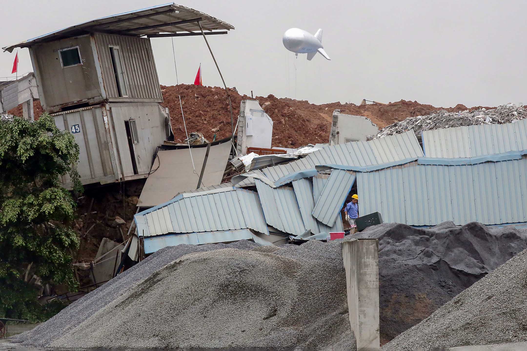 2015年12月22日,广东省深圳市的一个工业园区后,一艘浮空器出现在废墟上。