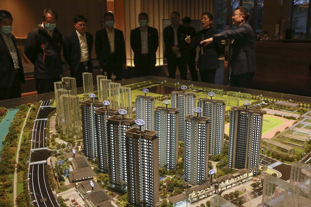 2022年11月23日,中国江苏省淮安市,市民在房地产销售办公室参观楼盘。