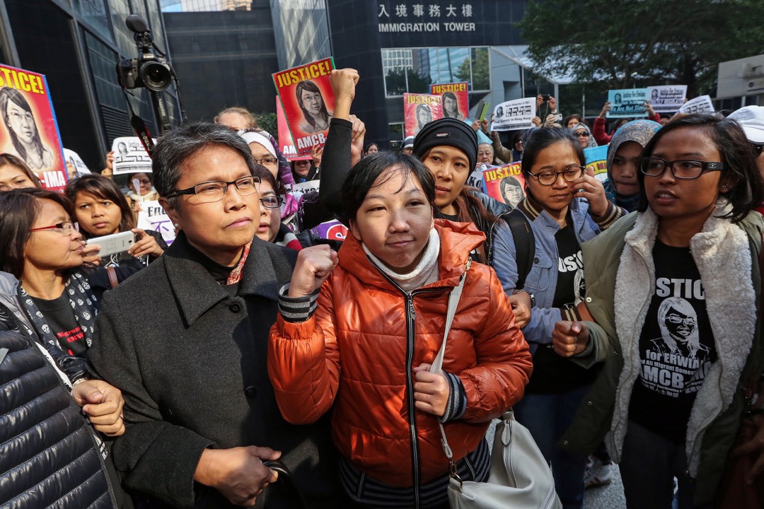 2015年2月10日,香港,虐待印傭Erwiana的僱主被法庭裁定罪成後,Erwiana在外傭組織及支持者陪同下離開灣仔區域法院。