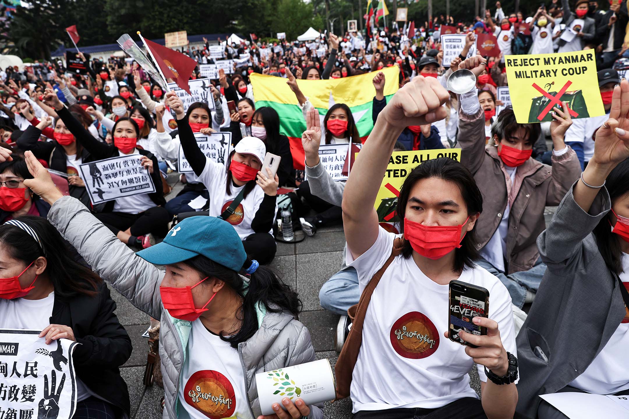 2021年3月21日,人们聚集在台北,包括在台的缅甸人,谴责缅甸军事政变。