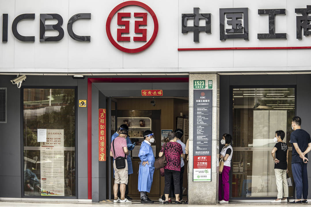 2022年6月20日,中国上海,中国工商银行 (ICBC) 客户在分行外排队。