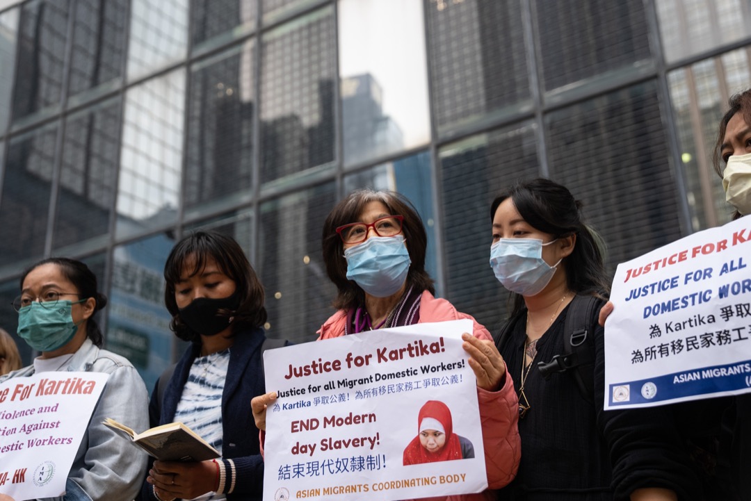 2023年2月10日,香港,多個外傭組織到灣仔區域法院聽取印傭Kartika遭僱主夫婦虐待案的裁決。