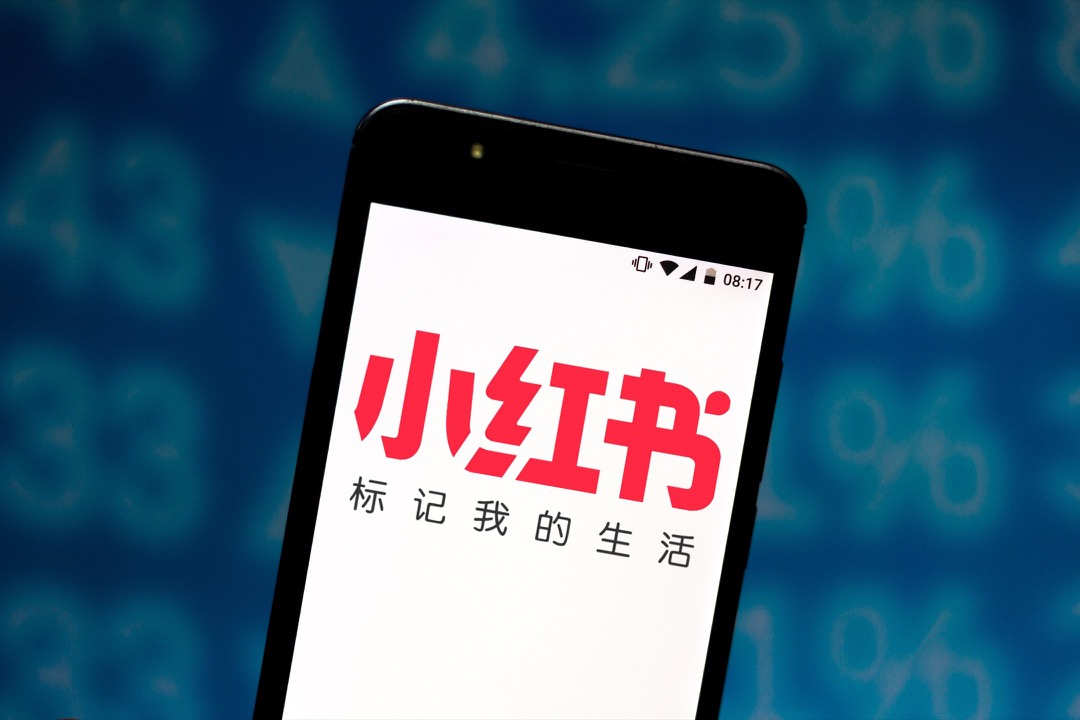 如今一打开小红书,在开屏页面仍能看到它从2018年起的口号:“标记我的生活”。
