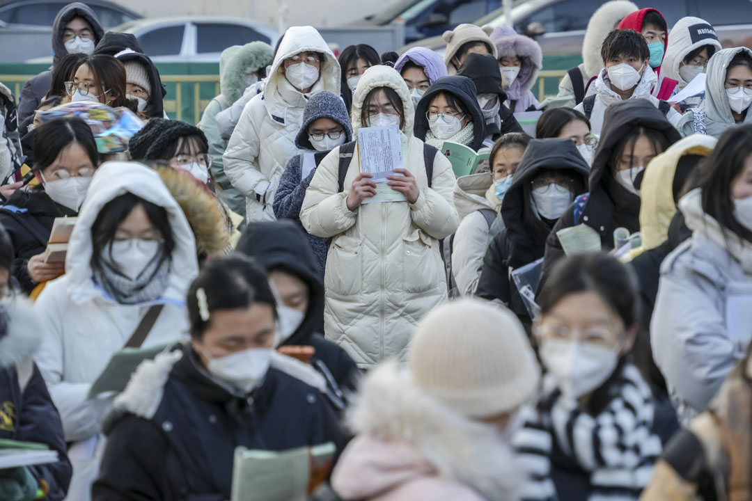 2022年12月24日,2023年全国研究生入学考试考生在中国山东省济南市排队进入考点。