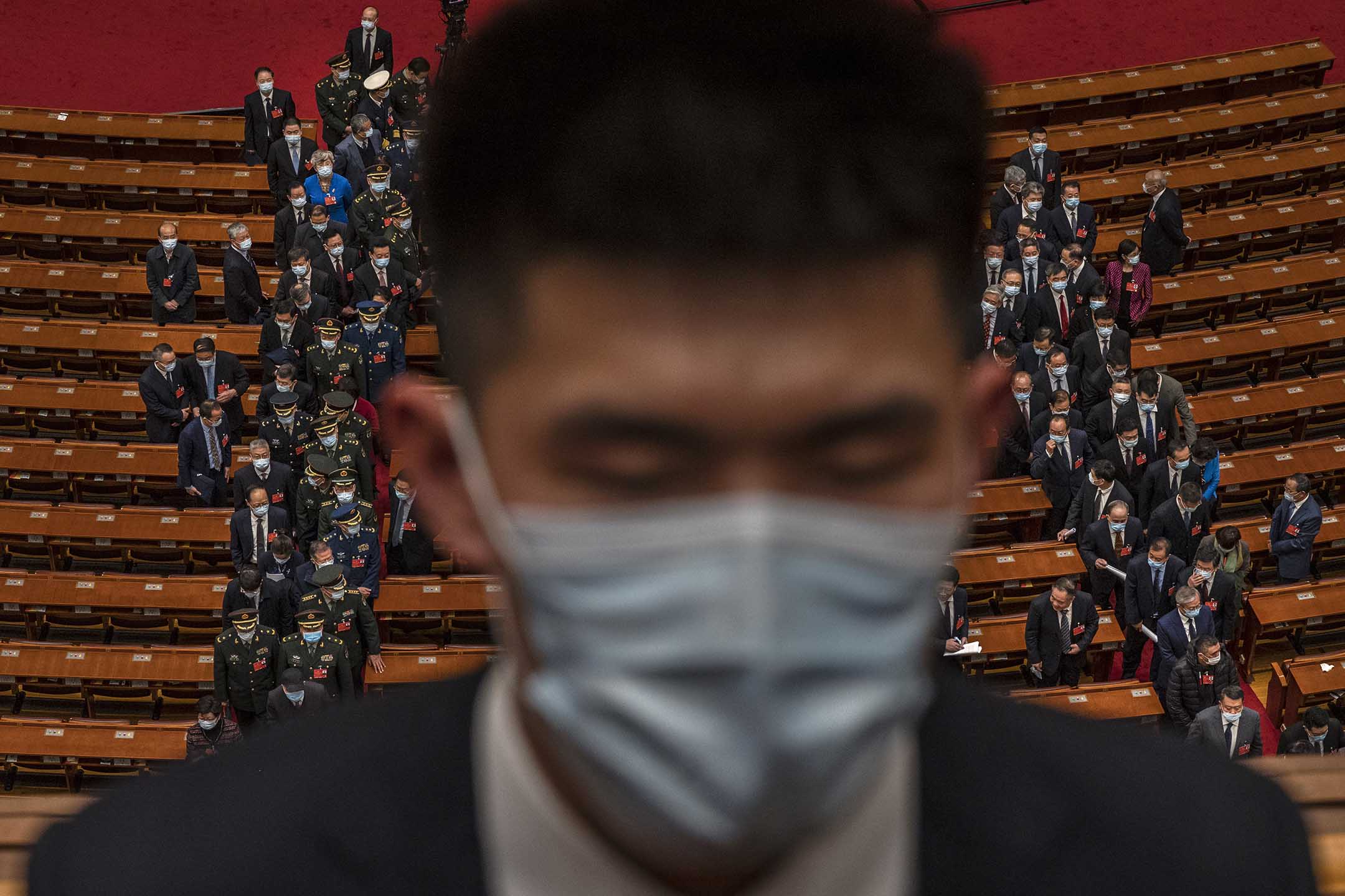 2022年3月4日，北京人民大會堂，中國人民政治協商會議開幕式後，代表們離開會場，一名保安人員戴著口罩。