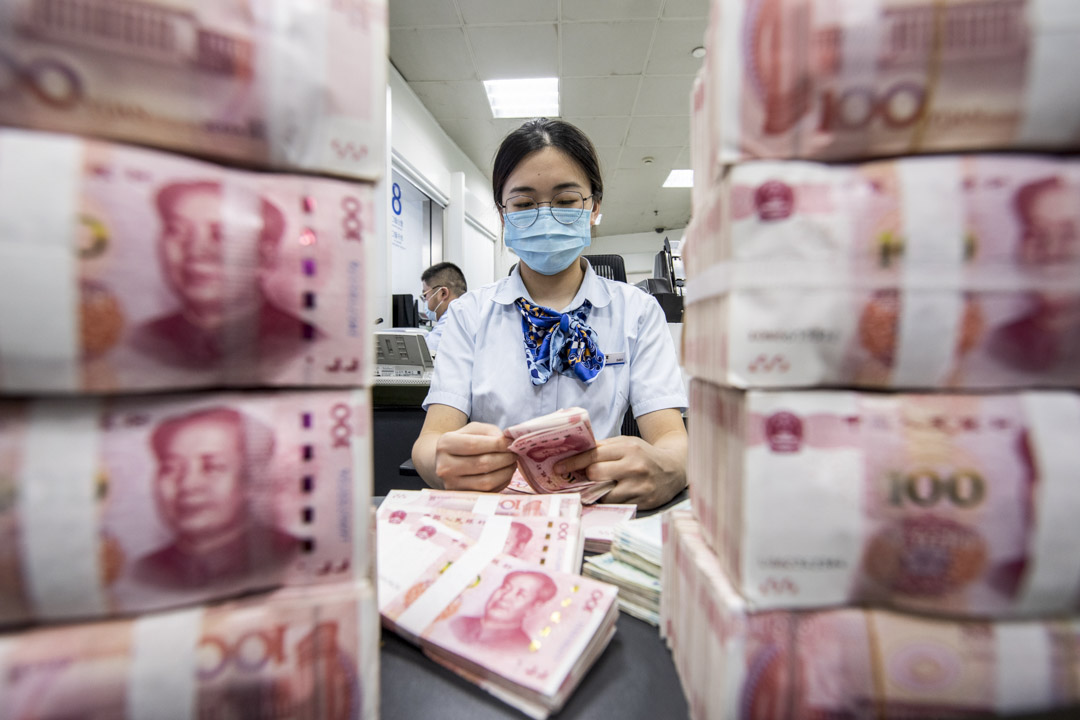 2022年9月14日,中国江苏的中国建设银行分行营业部,工作人员清点客户存放的人民币现金。