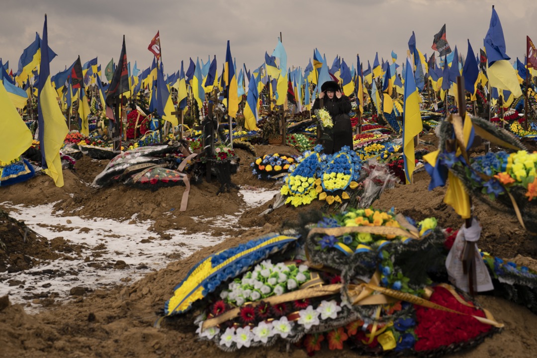 2023年2月16日,乌克兰哈尔科夫,一名女子在一个阵亡士兵墓地中走过。