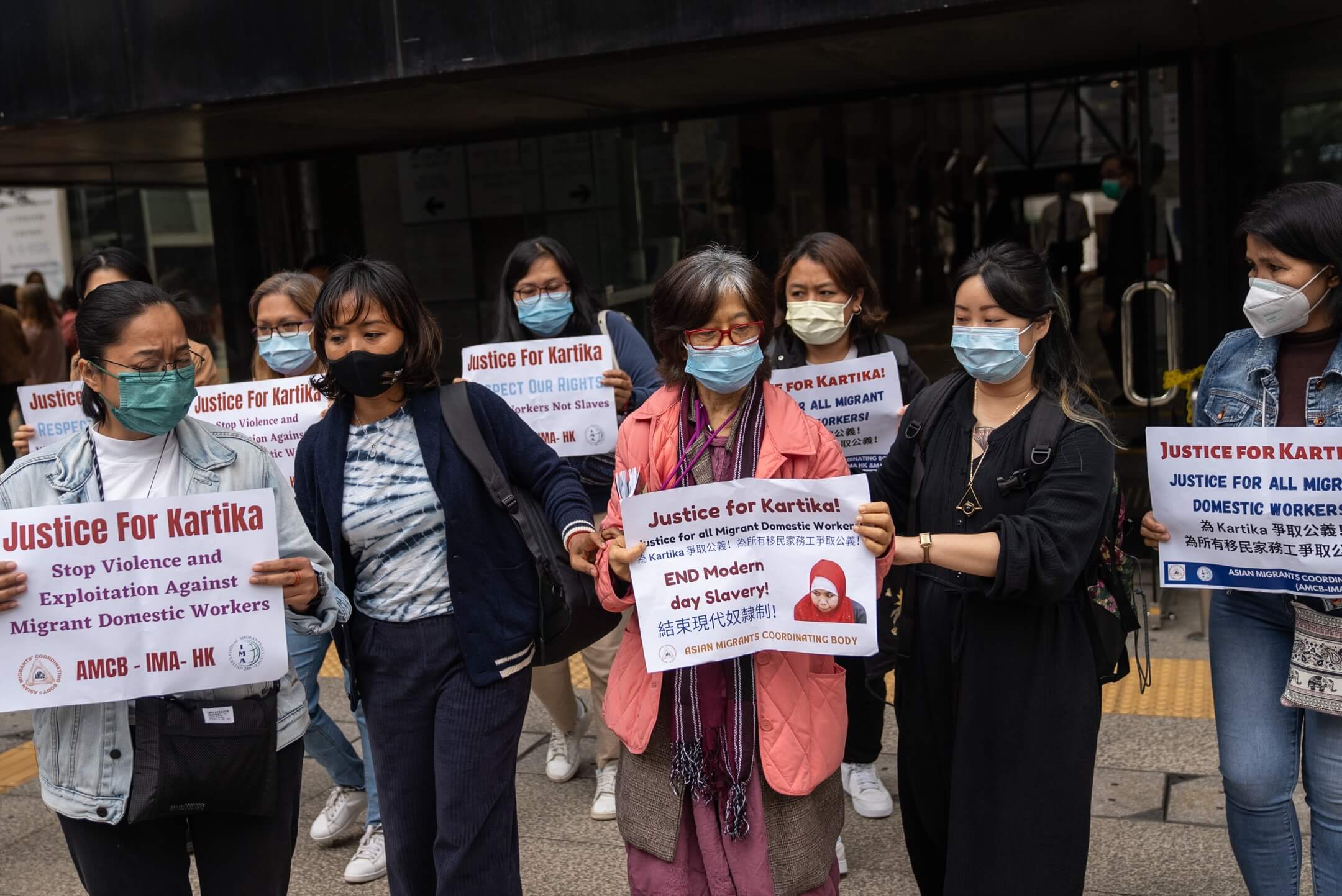2023年2月10日,香港,多個外傭組織到灣仔區域法院聽取印傭Kartika遭僱主夫婦虐待案的裁決,批評法律程序長達10年需時太長。攝:Stanley Leung/端傳媒