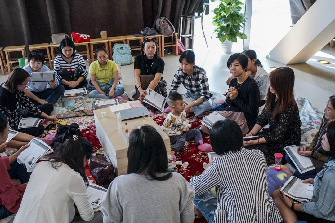2019年,展览“忘忧草”的特别策划项目“妈妈读书会”现场。