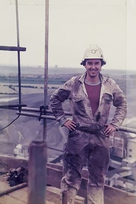 前煤礦電工約翰·科爾1977年前後在布里德沃斯煤礦的留影,當時他站在煤礦煙囪的頂端。