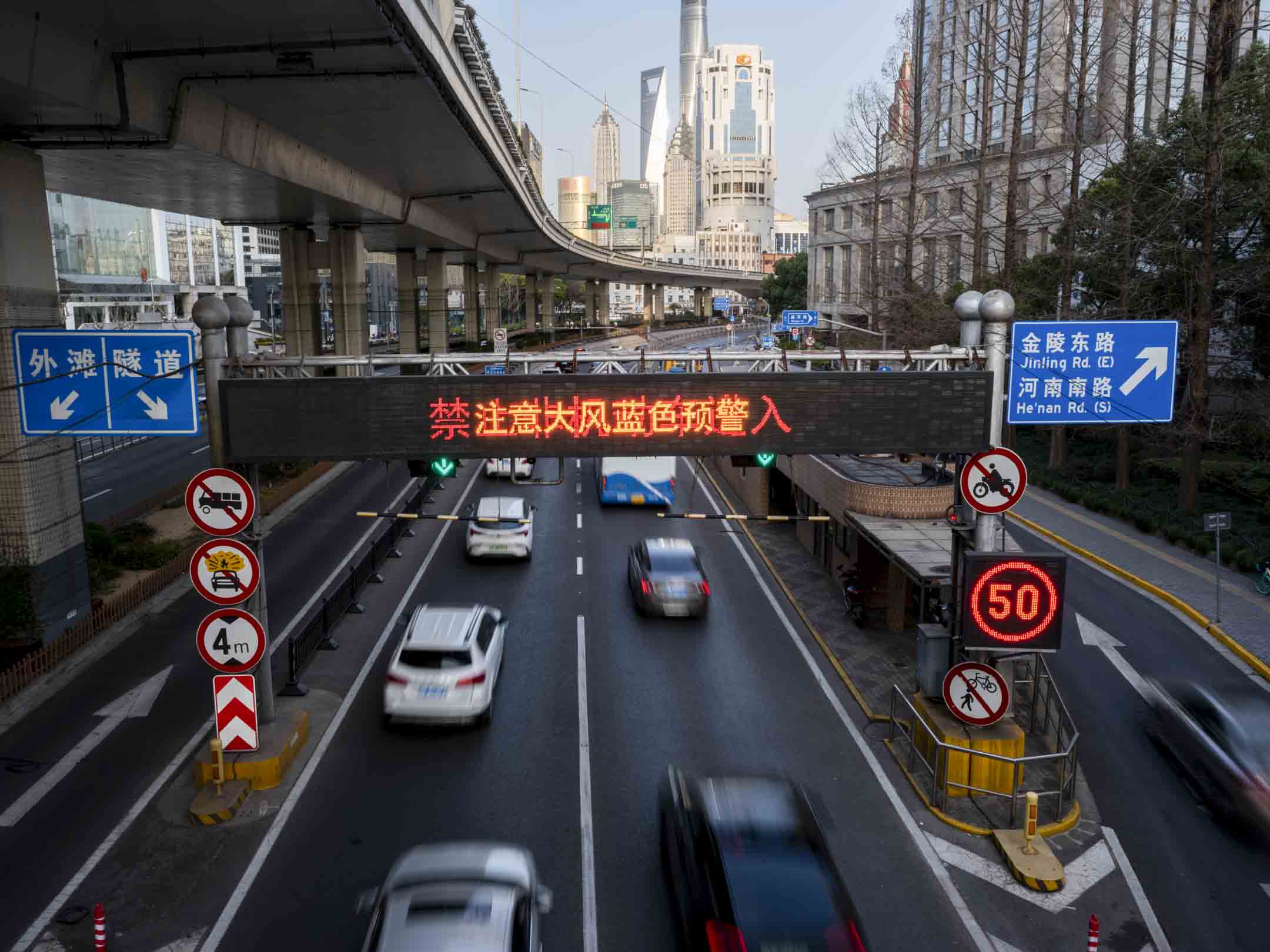 2023年3月12日,上海黃浦江對面浦東地區的隧道入口處。