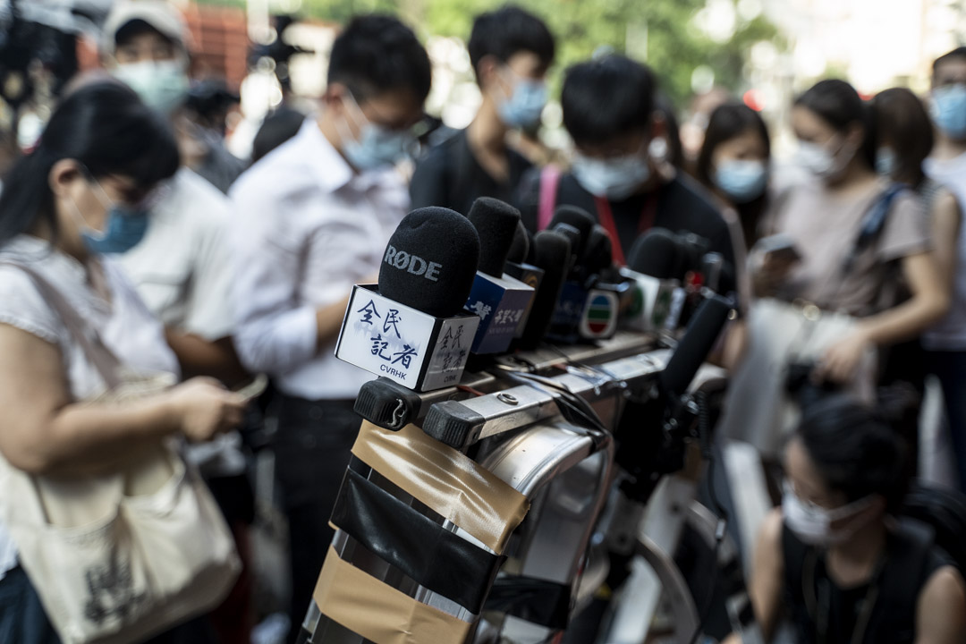 2021年9月25日,香港的記者在一個採訪現場等候。