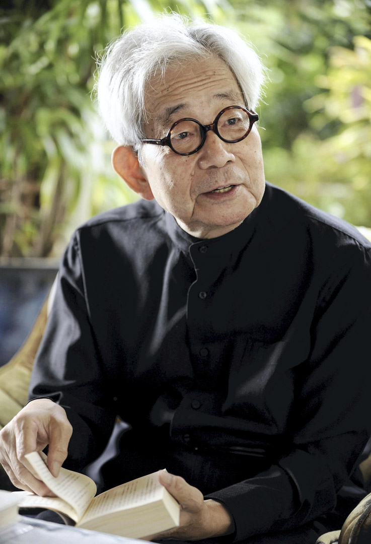 日本文学巨匠、诺贝尔文学奖得主大江健三郎(1935-2023)于本月3日逝世,终年88岁。肖像拍摄于2014年。