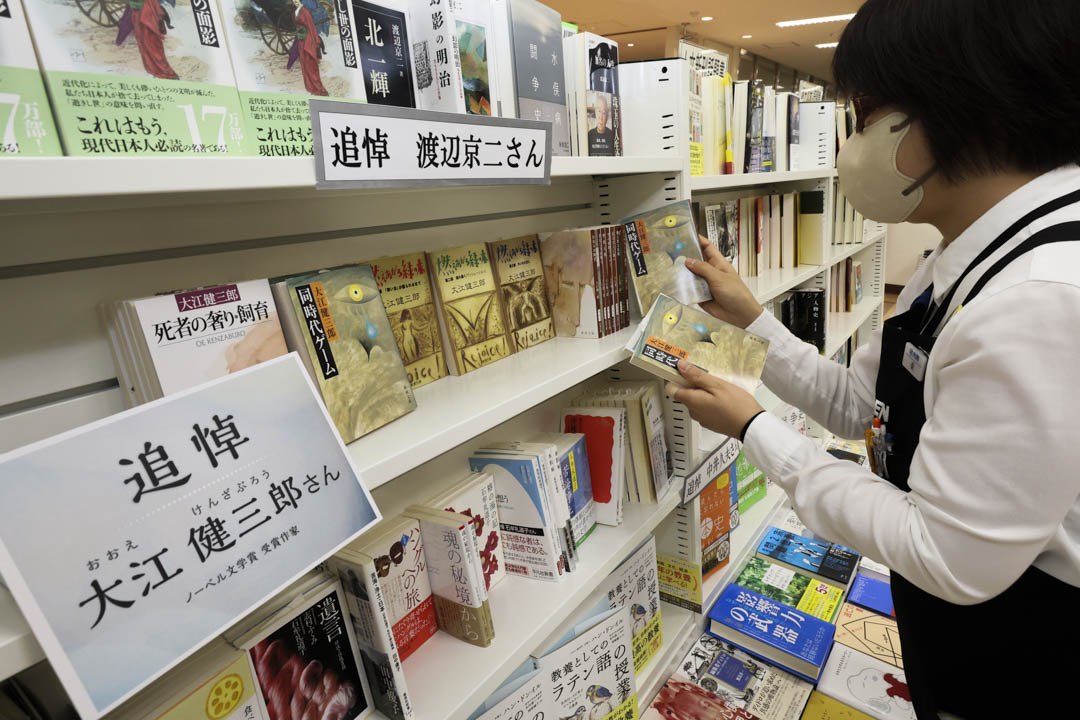 2023年3月14日,日本作家大江健三郎逝世后,其著作在福冈一家书店上展示。