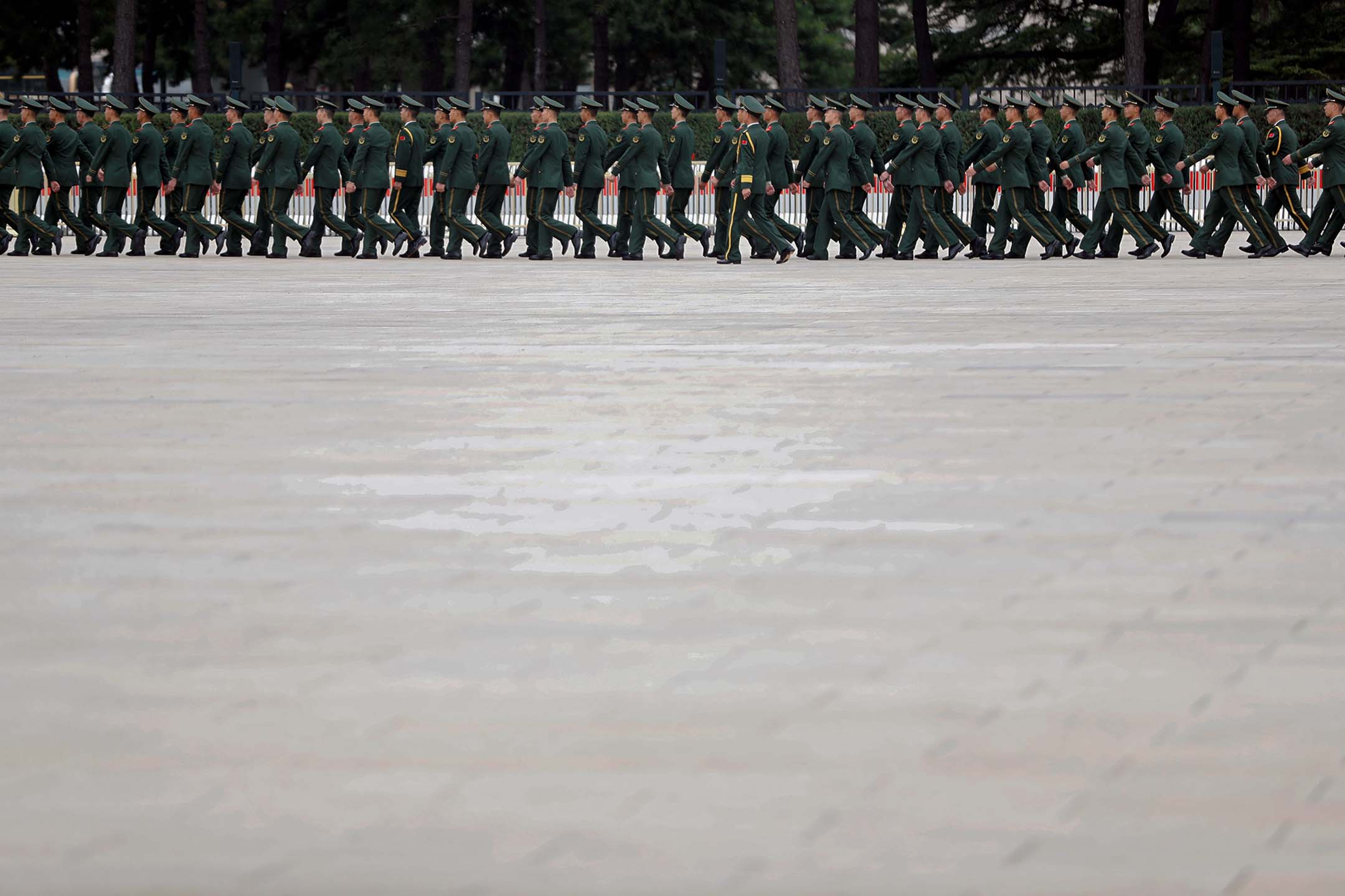 2021年9月30日,北京,中國人民解放軍參加天安門廣場人民英雄紀念碑舉行的紀念儀式。