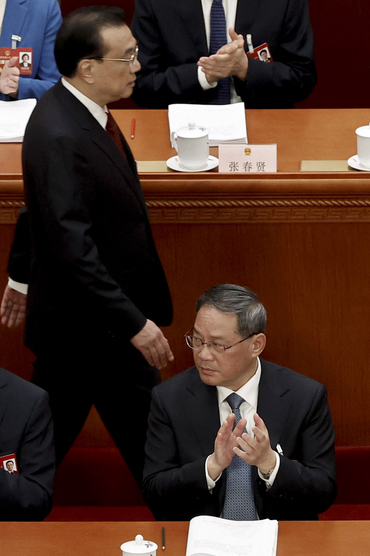 2023年3月5日,中國總理李克強在在全國人大開幕式上發表工作報告後,在政治局常務李強身後走過。
