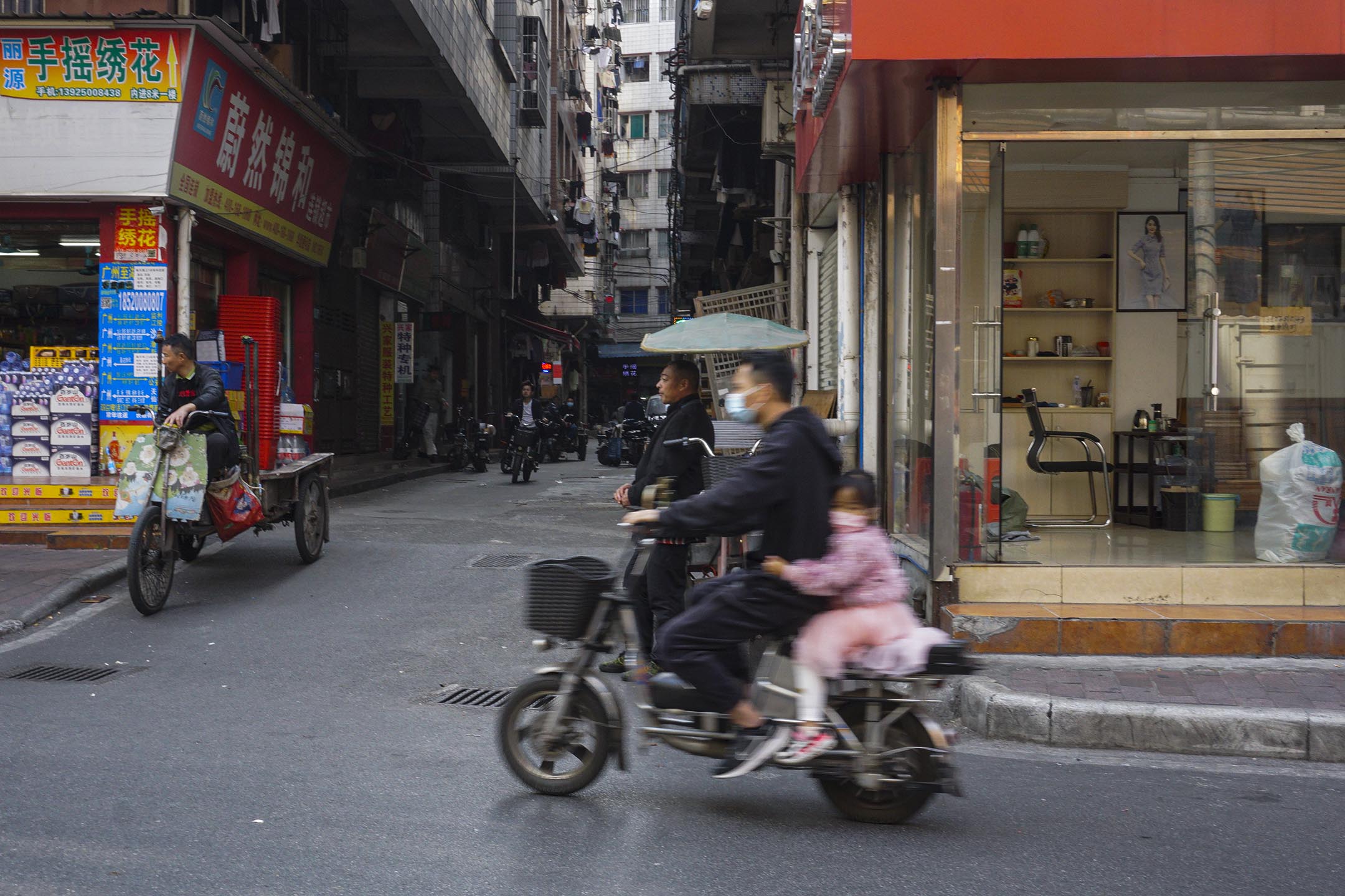 廣州康樂村,一名男子騎著電動車。