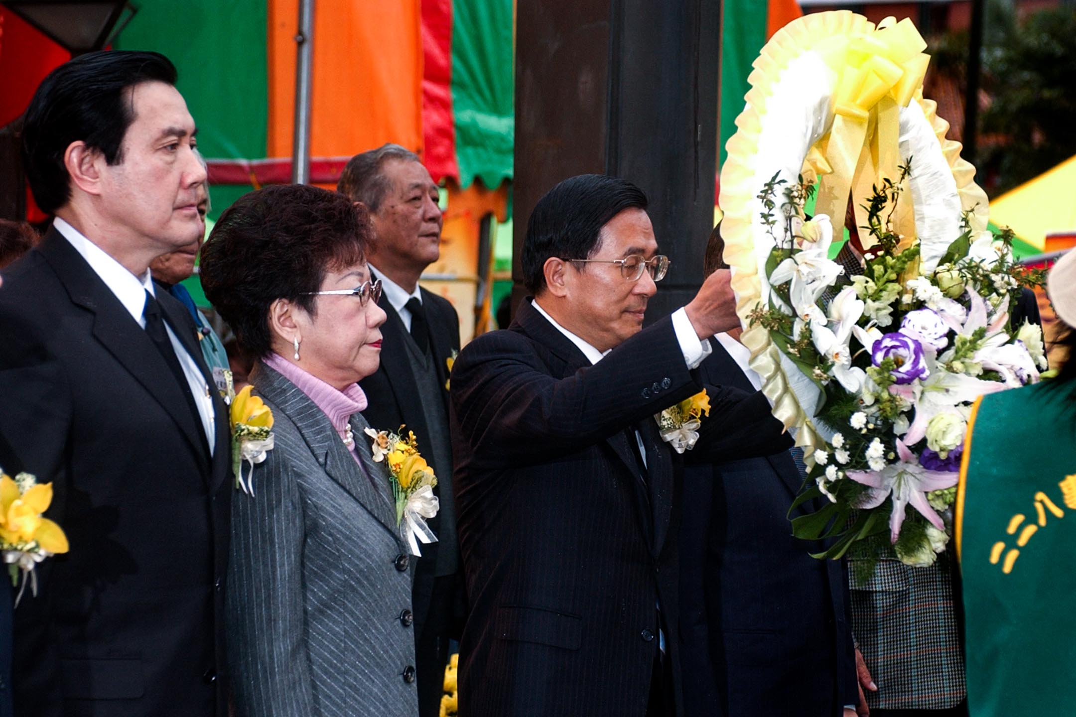 2005年2月28日,台北,总统陈水扁在副总统吕秀莲(左二)和台北市长马英九(左)的陪同下献花。