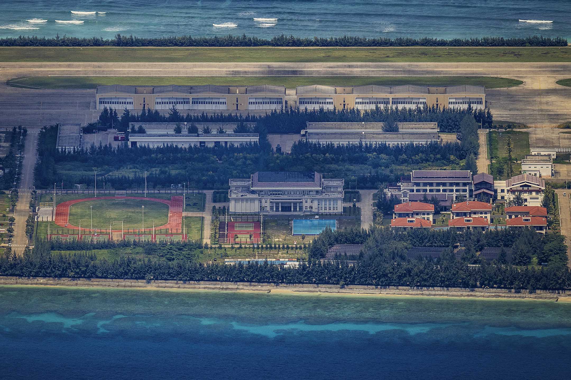 2022年10月25日,中國政府在南沙群島永暑礁建造的人工島,島上可以看到機場、建築物、娛樂設施等等。