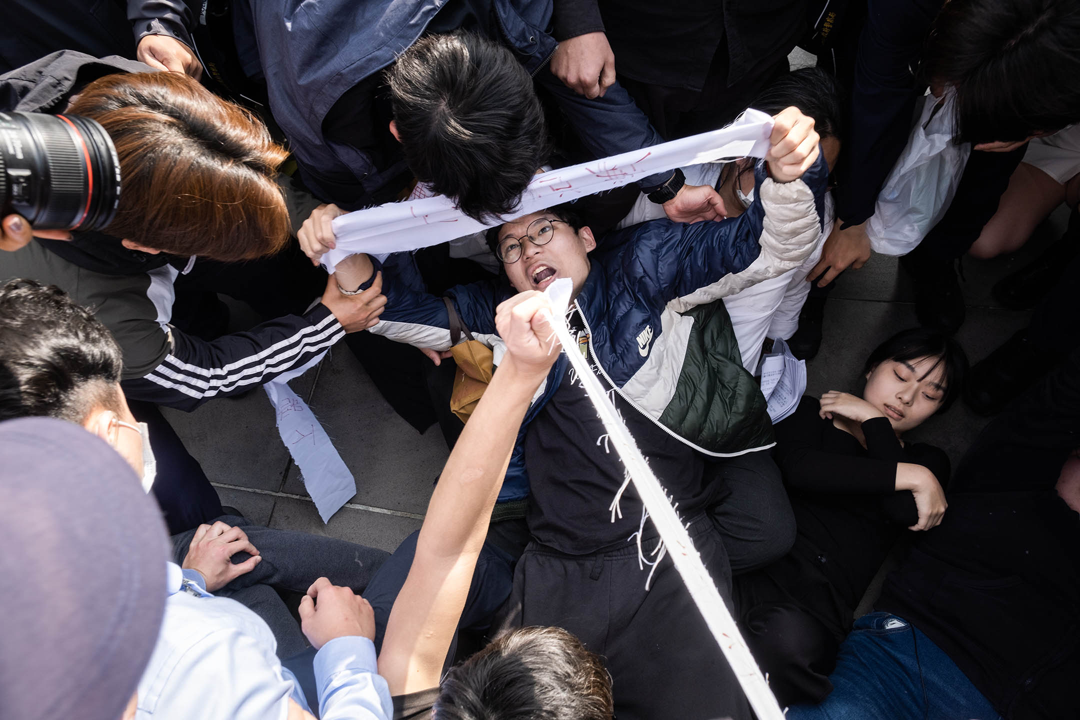 2023年2月28日,台北二二八和平紀念公園,二二八紀念活動,趁著市長蔣萬安致詞,劉品佑衝入會場拉著布條抗議,其後遭保安人員制伏。攝:陳焯煇/端傳媒