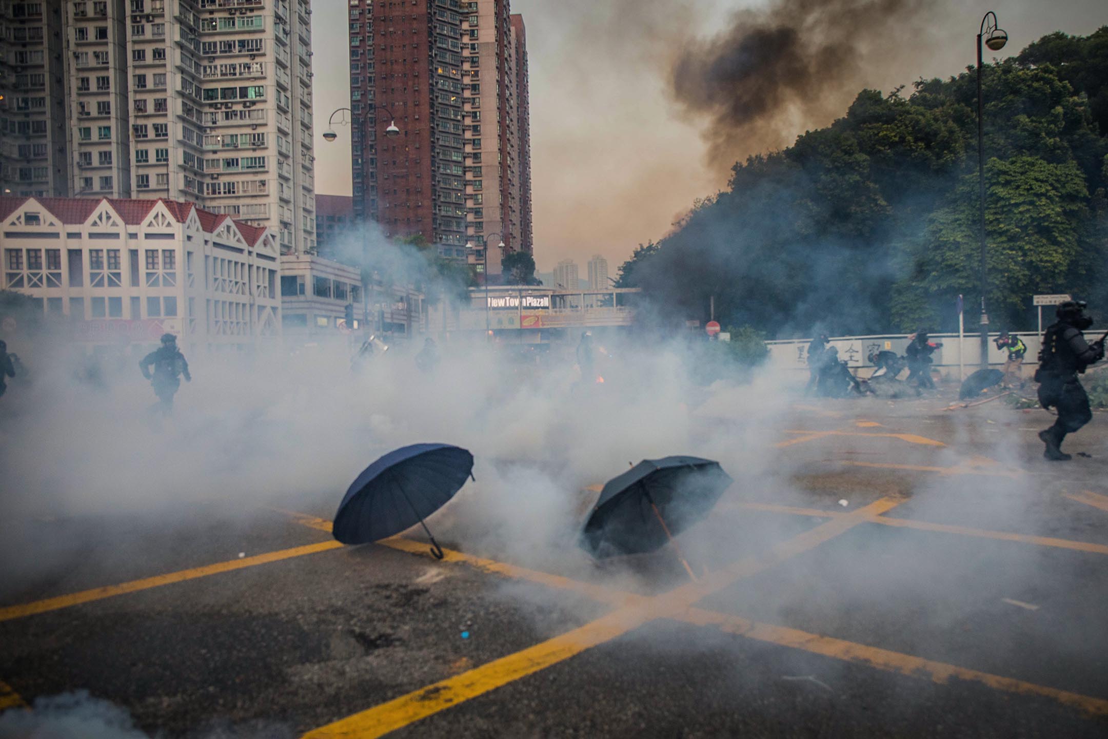 2019年10月2日,香港沙田,反修例运动期间,警察施放催泪弹驱散示威者。