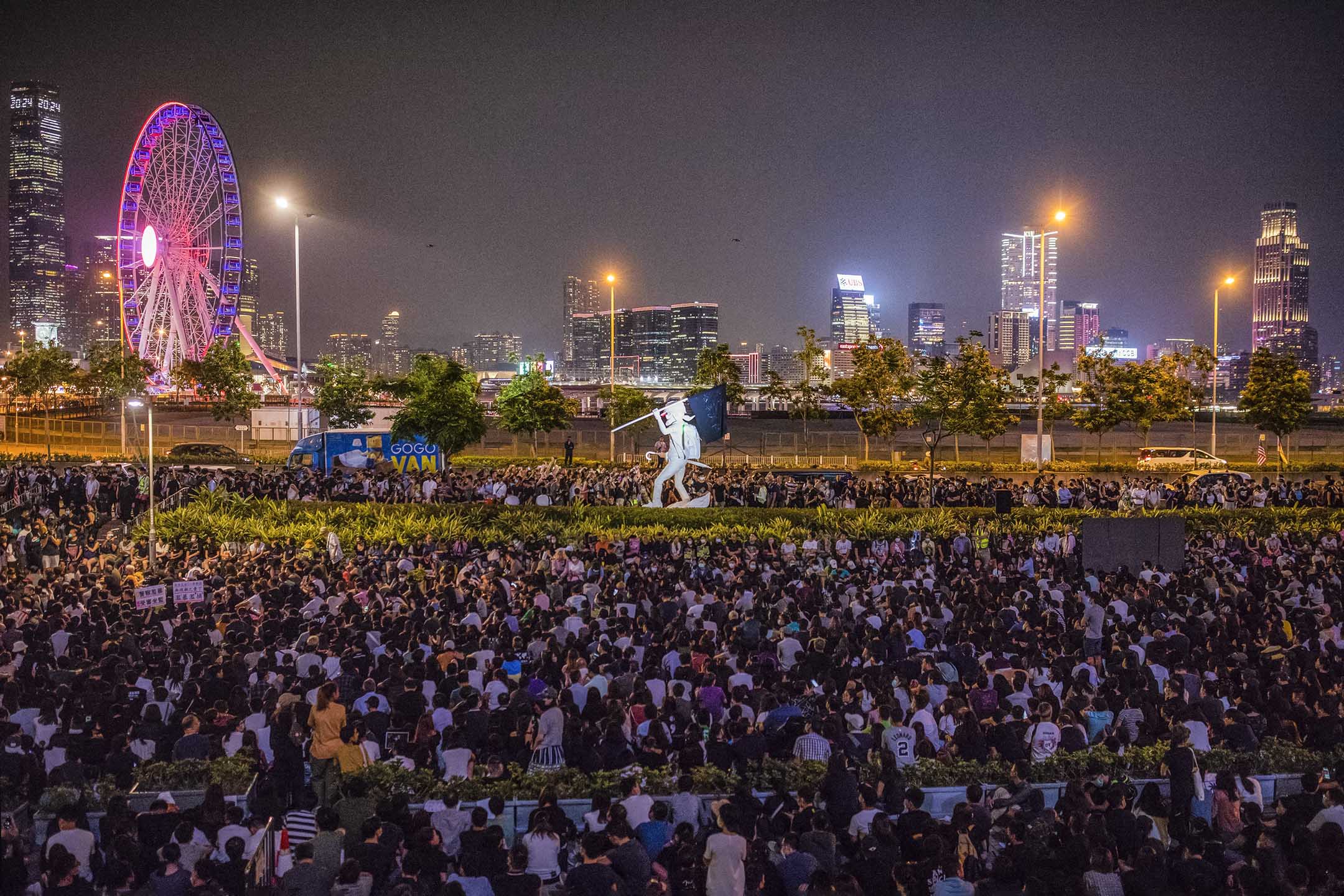 2019年9月28日,香港中环,反修例运动期间,示威者聚集在大会堂前。