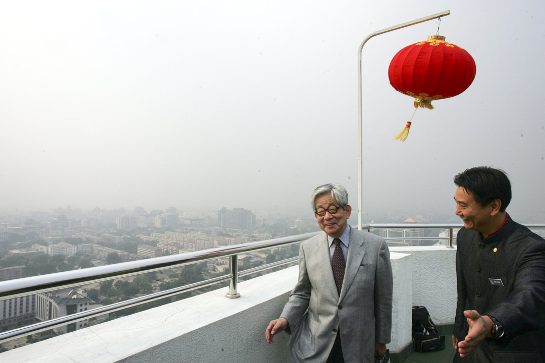 2006年9月14日,日本作家大江健三郎在中国北京的酒店楼顶欣赏北京全景。