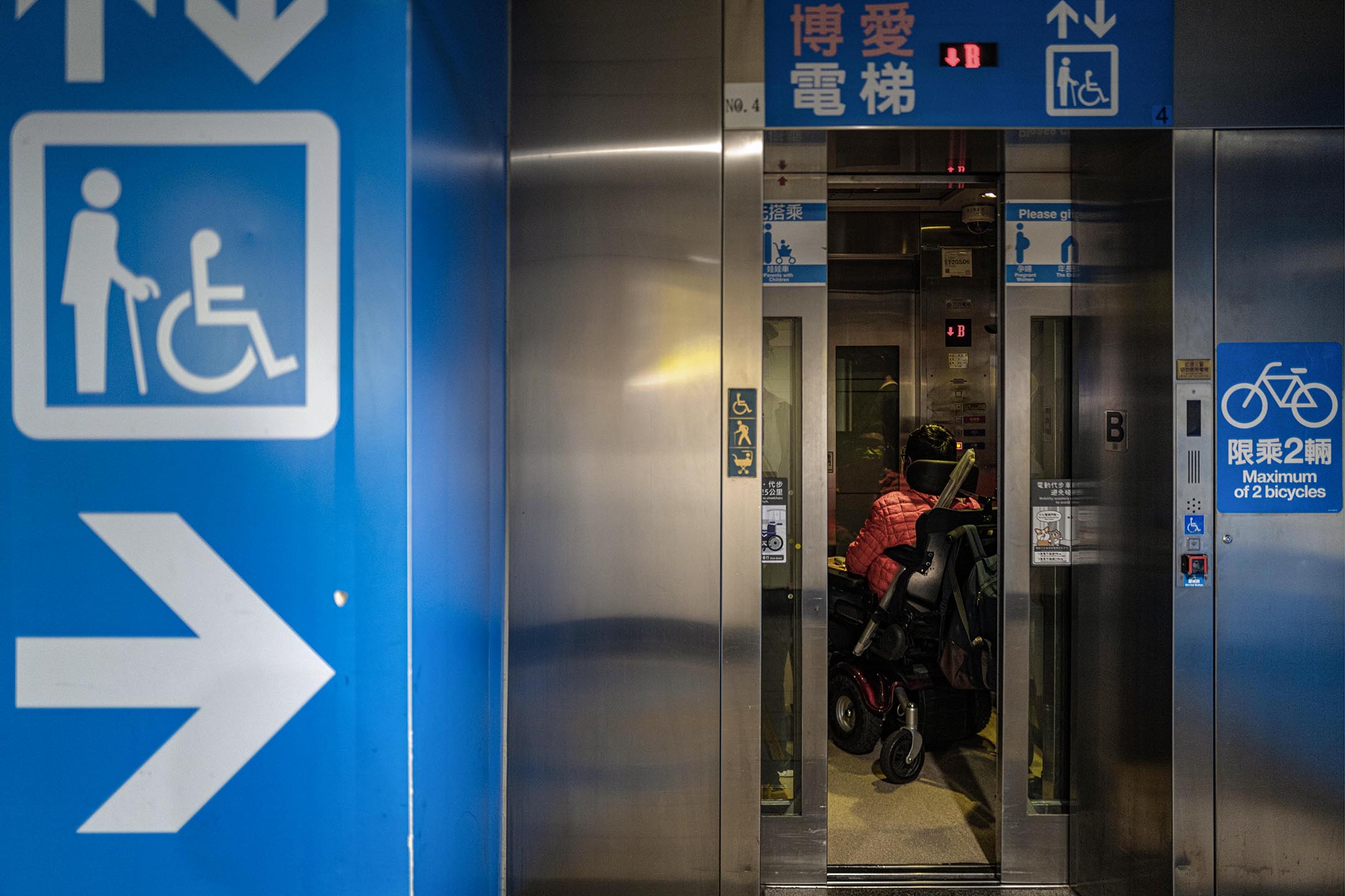 2022年10月13日,台北,障礙者劉于濟走進捷運站的升降機内。