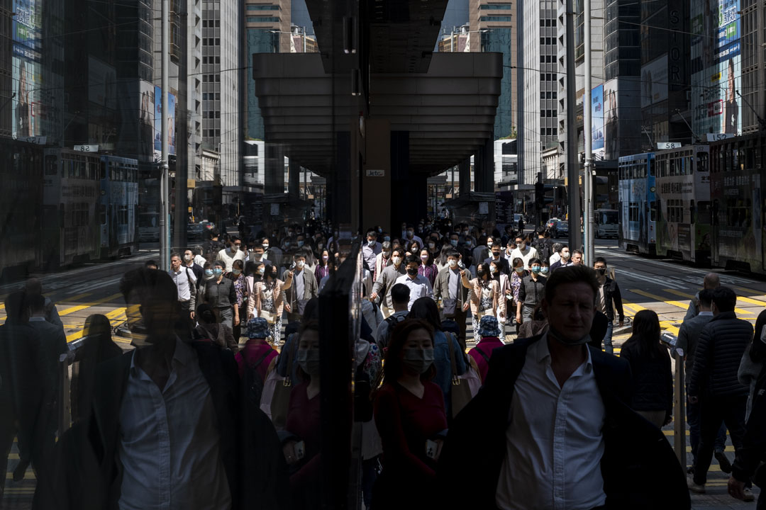 2023年2月28日,港府早上公布,于三月一日起将撤销所有强制佩戴口罩的要求,让社会全面复常,维持近千日的口罩令全面撤销。28日的中环中午,市民戴上口罩外出午膳。