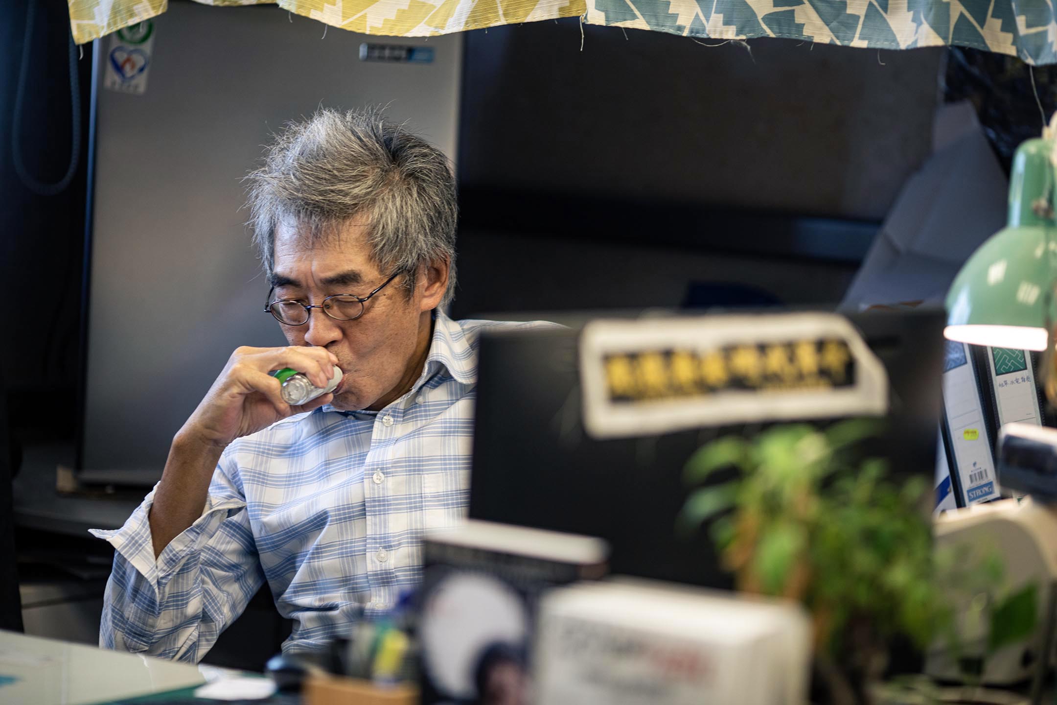 2022年10月21日,台北,林荣基在书店内服药。