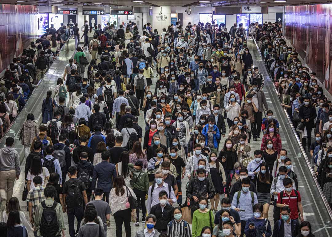 2020年11月5日,香港站下班时间的回家人潮,所以市民都是戴上口罩。