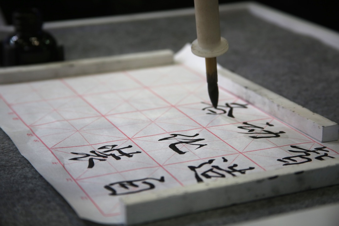 2015年11月24日,中国北京,一座机械臂在用毛笔写中文字。