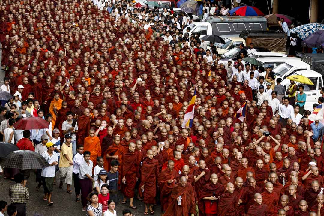 2007年9月24日,緬甸藏红花革命,超過一萬名僧侶在仰光街頭遊行。